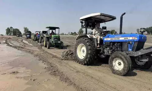 Jalandhar: जलमग्न खेतों से रेत और गाद हटाने का काम शुरू