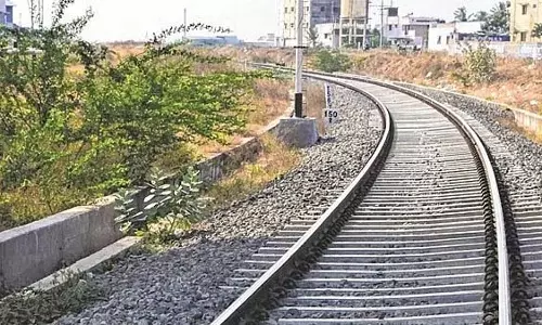 Mumbai : उपनगरीय नेटवर्क पर अलग-अलग घटनाओं में चलती लोकल ट्रेन से गिरकर दो लोगों की मौत Mumbai : उपनगरीय नेटवर्क पर अलग-अलग घटनाओं में चलती लोकल ट्रेन से गिरकर दो लोगों की मौत