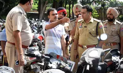त्योहारों का मौसम शुरू होते ही police ने शहर के सार्वजनिक स्थानों पर औचक निरीक्षण किया त्योहारों का मौसम शुरू होते ही police ने शहर के सार्वजनिक स्थानों पर औचक निरीक्षण किया