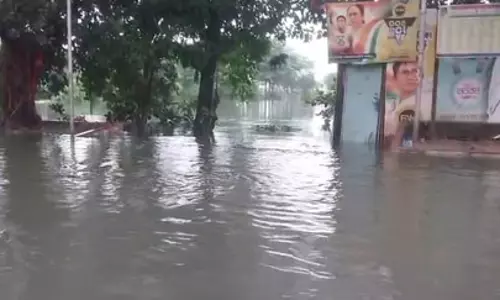 कोलकाता में भारी बारिश से जलभराव, मेट्रो और ट्रेन सेवाएं ठप, एक की मौत
