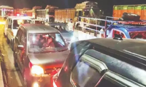 Odisha : पारादीप ट्रैफिक जाम में फंसने से मरीज की मौत Odisha : पारादीप ट्रैफिक जाम में फंसने से मरीज की मौत