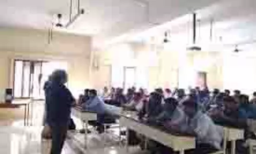 Dr. MGR मेडिकल यूनिवर्सिटी स्नातक छात्रों के लिए सॉफ्ट-स्किल्स पाठ्यक्रम शुरू करेगी Dr. MGR मेडिकल यूनिवर्सिटी स्नातक छात्रों के लिए सॉफ्ट-स्किल्स पाठ्यक्रम शुरू करेगी