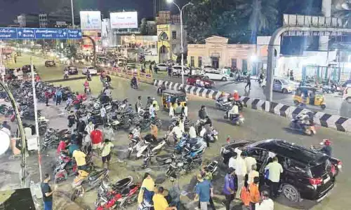Chennai: जीपी रोड के पास अन्ना सलाई मार्ग बेतरतीब पार्किंग से जाम Chennai: जीपी रोड के पास अन्ना सलाई मार्ग बेतरतीब पार्किंग से जाम