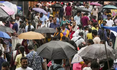 कोलकाता में भारी बारिश से सामान्य जनजीवन अस्त-व्यस्त, शहर के कई हिस्से जलमग्न