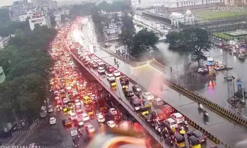 भारी बारिश से Hyderabad ठप्प, यातायात बुरी तरह प्रभावित