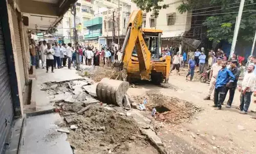 GHMC ने खाजा हवेली के पास सड़क चौड़ीकरण के लिए रेहड़ी-पटरी वालों की दुकानें ध्वस्त कीं GHMC ने खाजा हवेली के पास सड़क चौड़ीकरण के लिए रेहड़ी-पटरी वालों की दुकानें ध्वस्त कीं