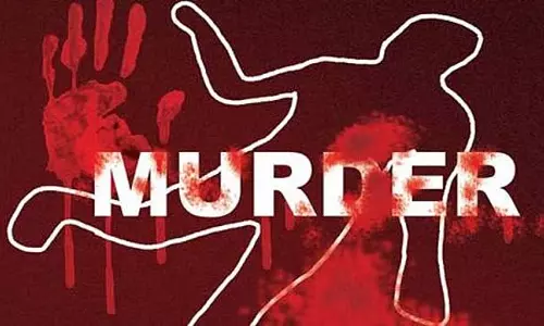 Bengaluru : पति ने बेटी के सामने पत्नी की 11 बार चाकू मारकर हत्या कर दी