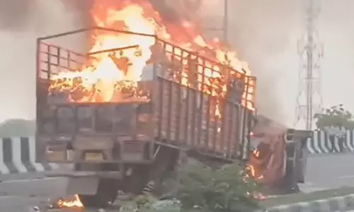 नेशनल हाईवे पर बस और कार की टक्कर, 5 लोग जिंदा जले नेशनल हाईवे पर बस और कार की टक्कर, 5 लोग जिंदा जले
