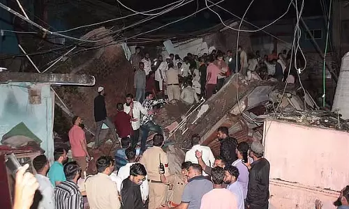 Indore : तीन मंजिला इमारत ढही, दो की मौत, 12 घायल Indore : तीन मंजिला इमारत ढही, दो की मौत, 12 घायल