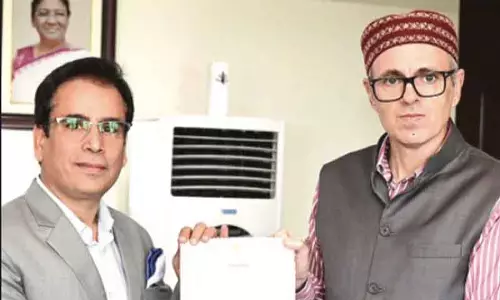 तनवीर सादिक ने मुख्यमंत्री उमर अब्दुल्ला को शहरी सुधार प्रस्ताव सौंपा तनवीर सादिक ने मुख्यमंत्री उमर अब्दुल्ला को शहरी सुधार प्रस्ताव सौंपा