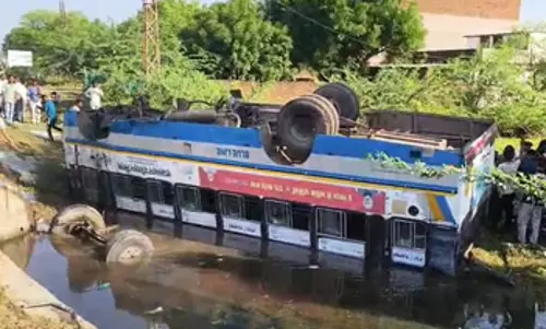 हादसा: तेज रफ्तार के चलते बस दुर्घटनाग्रस्त, 25 यात्री घायल