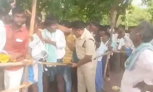 Telangana में यूरिया के लिए इंतजार कर रहे किसानों को पुलिसकर्मी ने पीटा