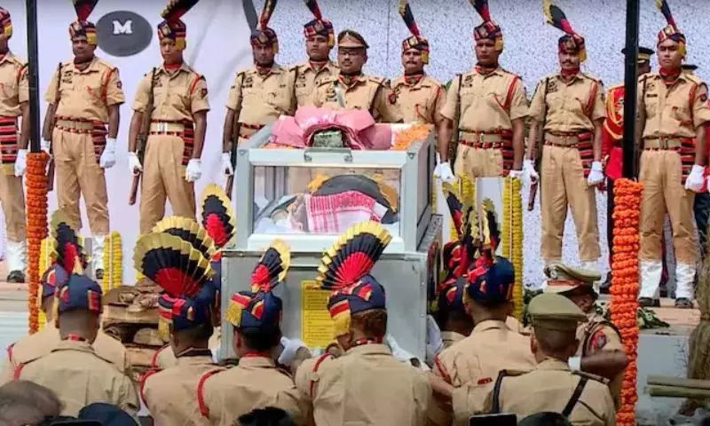 जुबीन गर्ग की अंतिम यात्रा शुरू, बहन ने की अंतिम रस्में जुबीन गर्ग की अंतिम यात्रा शुरू, बहन ने की अंतिम रस्में