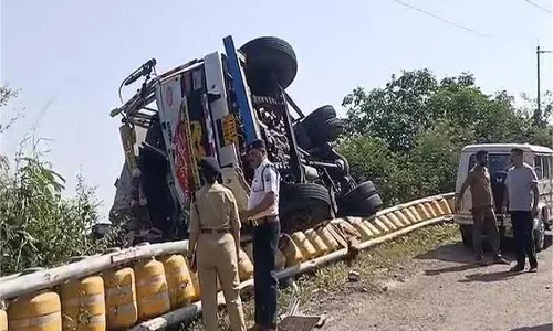 Himachal: यात्रियों से भरा ट्रक पलटा, 2 की मौत, कई घायल Himachal: यात्रियों से भरा ट्रक पलटा, 2 की मौत, कई घायल