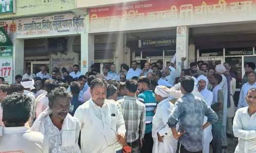 Sirsa के कपास किसानों ने मिलों में मूल्य कटौती का विरोध किया, नीलामी रोकी Sirsa के कपास किसानों ने मिलों में मूल्य कटौती का विरोध किया, नीलामी रोकी