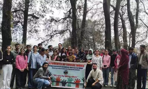 HPU के छात्र प्रवासियों के बीच स्वच्छता जागरूकता को बढ़ावा दे रहे HPU के छात्र प्रवासियों के बीच स्वच्छता जागरूकता को बढ़ावा दे रहे