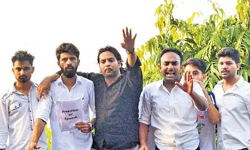 जामिया मिलिया इस्लामिया में छात्रों को हिरासत में लिए जाने पर हंगामा जामिया मिलिया इस्लामिया में छात्रों को हिरासत में लिए जाने पर हंगामा
