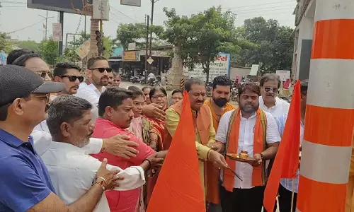 विधायक इंद्रकुमार साहू ने राजिम में फहराया भगवा ध्वज विधायक इंद्रकुमार साहू ने राजिम में फहराया भगवा ध्वज
