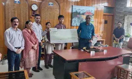 Hamirpur DAV के छात्रों ने बाढ़ राहत के लिए जुटाए एक लाख रुपये Hamirpur DAV के छात्रों ने बाढ़ राहत के लिए जुटाए एक लाख रुपये