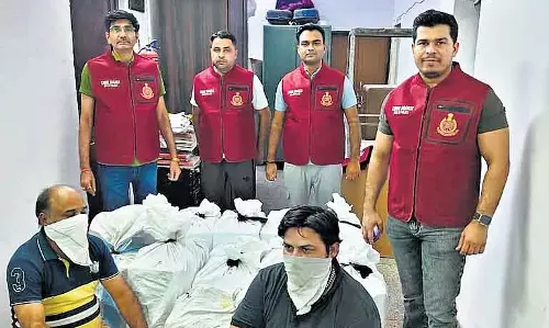 ऑपरेशन कवच: दिल्ली पुलिस की ड्रग्स के खिलाफ 2,000 से ज्यादा जगहों पर छापेमारी ऑपरेशन कवच: दिल्ली पुलिस की ड्रग्स के खिलाफ 2,000 से ज्यादा जगहों पर छापेमारी