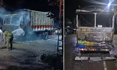 Belgaum : गोमांस ले जा रहे वाहन में आग लगा दी गई Belgaum : गोमांस ले जा रहे वाहन में आग लगा दी गई