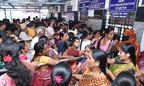 हावेरी जिला अस्पताल: जांच के लिए उमड़ी लोगों की भीड़ हावेरी जिला अस्पताल: जांच के लिए उमड़ी लोगों की भीड़