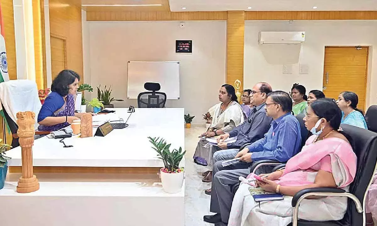 Andhra: ईजी कलेक्टर ने भ्रूण लिंग निर्धारण परीक्षणों के खिलाफ चेतावनी दी