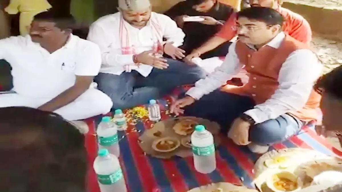 Raisen: नरेंद्र पटेल पहुंचे दलितों के घर, साथ बैठकर किया भोजन Raisen: नरेंद्र पटेल पहुंचे दलितों के घर, साथ बैठकर किया भोजन