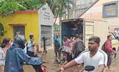 Kolkata: बादल फटने से भारी जलजमाव, जनजीवन अस्त-व्यस्त Kolkata: बादल फटने से भारी जलजमाव, जनजीवन अस्त-व्यस्त