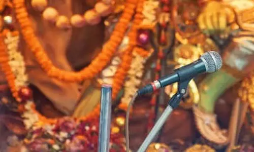 UP: कौशांबी में दुर्गा पंडाल में माइक पर आरती गा रहे व्यक्ति की करंट लगने से मौत