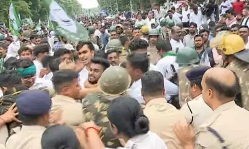 विधानसभा मार्च के दौरान BJD कार्यकर्ताओं पर पानी की बौछारें विधानसभा मार्च के दौरान BJD कार्यकर्ताओं पर पानी की बौछारें