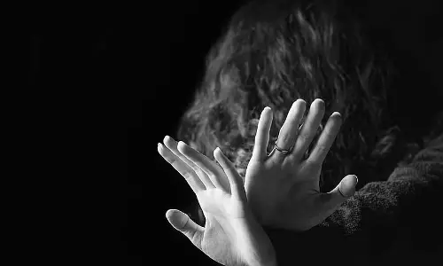 छात्रा से बलात्कार और उसे गर्भवती करने के आरोप में ट्यूशन टीचर के खिलाफ पॉक्सो का मामला दर्ज