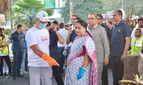CM रेखा गुप्ता और मंत्रियों ने स्वच्छता अभियान में हिस्सा लिया CM रेखा गुप्ता और मंत्रियों ने स्वच्छता अभियान में हिस्सा लिया