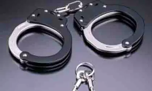 Belagavi: गौरक्षकों ने मांस ले जा रहे ट्रक में आग लगाई, 3 गिरफ्तार Belagavi: गौरक्षकों ने मांस ले जा रहे ट्रक में आग लगाई, 3 गिरफ्तार