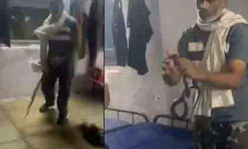 Indore: कोबरा रेस्क्यू के दौरान हादसा, पुलिसकर्मी की जान गई Indore: कोबरा रेस्क्यू के दौरान हादसा, पुलिसकर्मी की जान गई