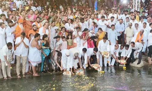 तुंगभद्रा में अम्बा आरती: दशहरा आरंभc तुंगभद्रा में अम्बा आरती: दशहरा आरंभc