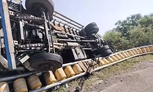 BIG BREAKING: श्रद्धालुओं से भरा ट्रक पलटा, दो की मौत, 20 से अधिक घायल