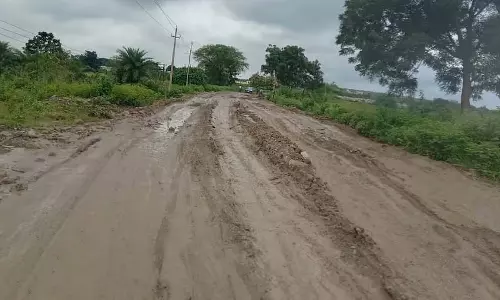 मैदान जैसा हाईवे: यात्रियों के लिए मुसीबत