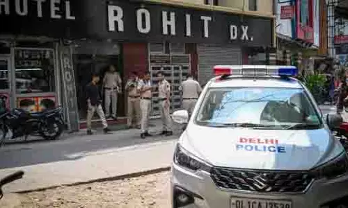 Delhi: बेटे ने माता-पिता को कमरे में बंद किया, मां की मौत