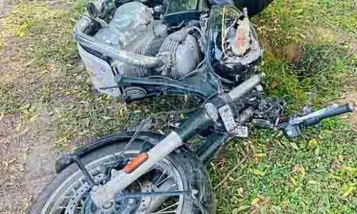 Greater Noida: बाइक हादसे में तीन कॉलेज छात्रों की मौत Greater Noida: बाइक हादसे में तीन कॉलेज छात्रों की मौत