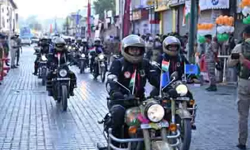 लाल चौक से शुरू हुआ महिला बाइक अभियान, CRPF DG ने किया उद्घाटन