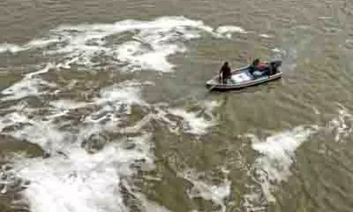 AP: मछुआरों ने औद्योगिक प्रदूषण के खिलाफ किया जोरदार विरोध प्रदर्शन AP: मछुआरों ने औद्योगिक प्रदूषण के खिलाफ किया जोरदार विरोध प्रदर्शन