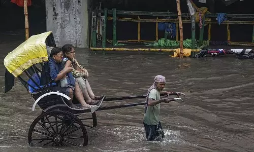 Kolkata : मूसलाधार बारिश से बिजली का करंट लगने से सात लोगों की मौत