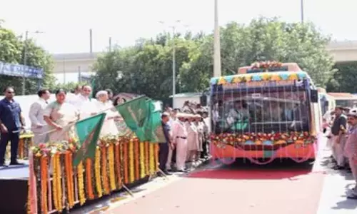 CM Rekha Gupta ने डीटीसी अंतरराज्यीय बसों का शुभारंभ किया CM Rekha Gupta ने डीटीसी अंतरराज्यीय बसों का शुभारंभ किया