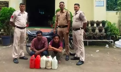 बाइक से शराब तस्करी करते दो युवक चढ़े पुलिस के हत्थे बाइक से शराब तस्करी करते दो युवक चढ़े पुलिस के हत्थे