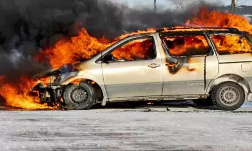 Hyderabad: नानकरामगुडा टोल गेट के पास चलती कार में आग लगी Hyderabad: नानकरामगुडा टोल गेट के पास चलती कार में आग लगी