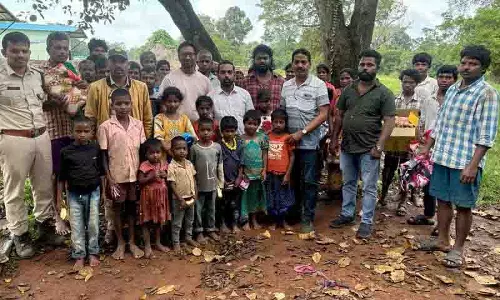 तकनीशियन ने नल्लामाला में चेंचू परिवारों को कंबल और भोजन वितरित किया तकनीशियन ने नल्लामाला में चेंचू परिवारों को कंबल और भोजन वितरित किया