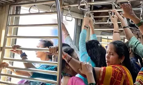 Mumbai : शिवड़ी और रे रोड स्टेशनों पर महिला कोच पर पथराव, दो महिलाएं घायल Mumbai : शिवड़ी और रे रोड स्टेशनों पर महिला कोच पर पथराव, दो महिलाएं घायल