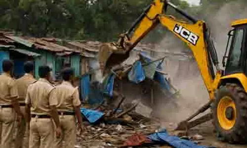 Gujarat: द्वारका में अवैध निर्माण ढहाए गए, प्रशासन की सख्ती जारी Gujarat: द्वारका में अवैध निर्माण ढहाए गए, प्रशासन की सख्ती जारी