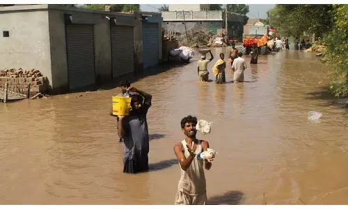 Pakistan में बाढ़ से खेत, कारखाने और वित्तीय योजनाएँ प्रभावित
